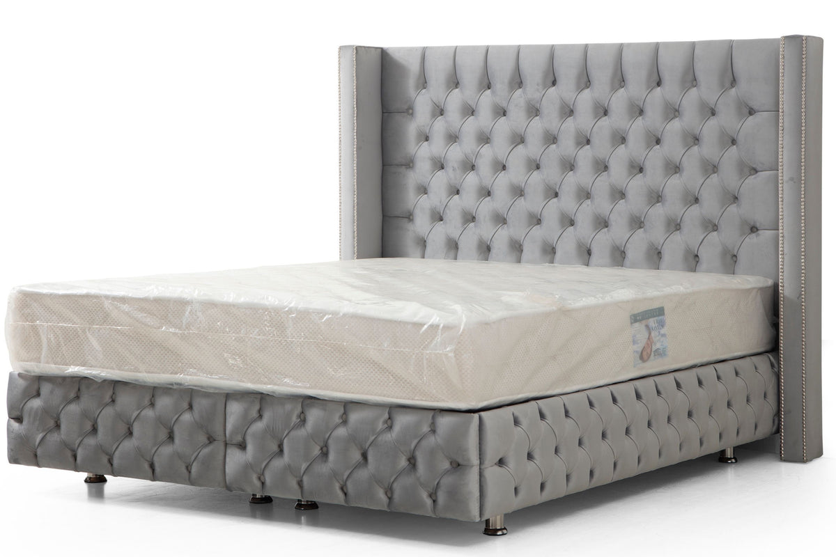 LIT COFFRE CLOUTÉ GRIS 140X190